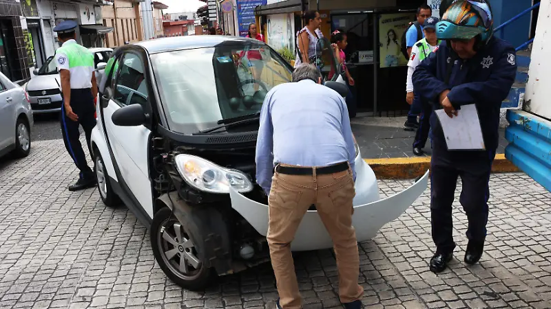 Autobús de pasajeros y vehículo particular chocan en la zona centro de Xalapa